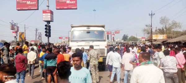  ट्रेलर की चपेट में बाईक सवार दो युवकों की मौत, उत्तेजित लोगों का चक्काजाम