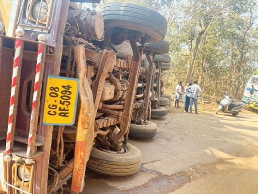 चावल लोड ट्रक पलटा