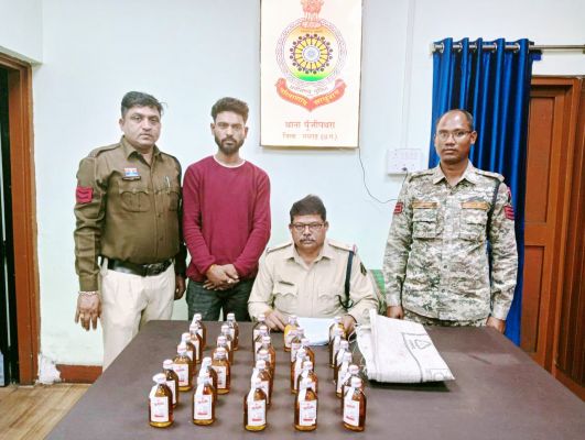 ढाबा में छापा,  शराब संग आरोपी गिरफ्तार