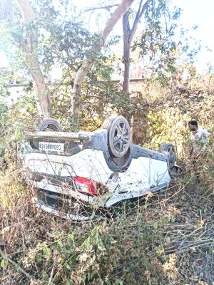 तेज रफ्तार कार पुल से गिरी बाल-बाल बचे सवार