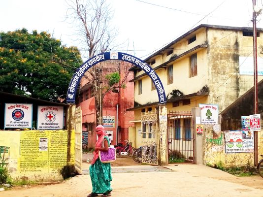 अपर कलेक्टर पहुंचे स्कूल तो गायब मिले प्रभारी प्राचार्य समेत स्टाफ, 13 कर्मियों को नोटिस
