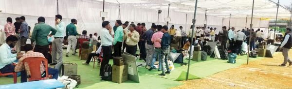 कड़ी सुरक्षा के बीच मतदान दल रवाना