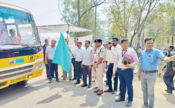 झंडी दिखा मतदान दल को किया रवाना