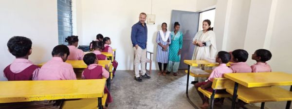 मानव जीवन ज्योति नेत्रहीन विद्यालय कुनकुरी पहुंचे कलेक्टर