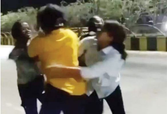 बॉयफ्रेंड के लिए बीच सडक़ पर भिड़ीं 2 लड़कियां, एक-दूसरे के बाल खींचे, थप्पड़ जड़े