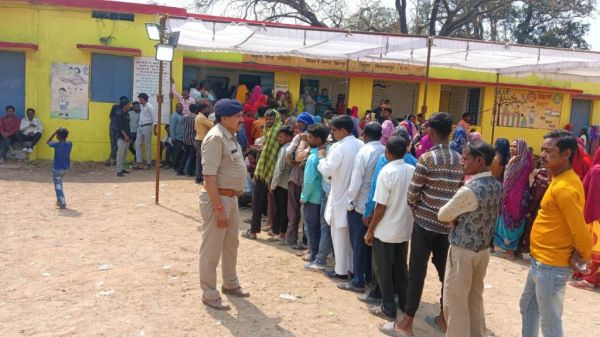 त्रिस्तरीय पंचायत चुनाव में द्वितीय चरण का मतदान जारी