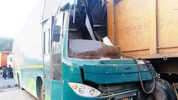 महाकुंभ यात्रियों की बसें दुर्घटनाग्रस्त, एक की मौत, 10 महिलाओं सहित 30 घायल
