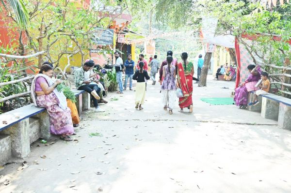 लोमष ऋषि आश्रम का प्राकृतिक वातावरण श्रद्धालुओं के मन को कर रहा मोहित