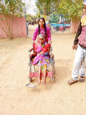 मतदान करने उत्साह, जरूरतमंदों को पहुंचने में स्वयंसेवकों ने की सहायता