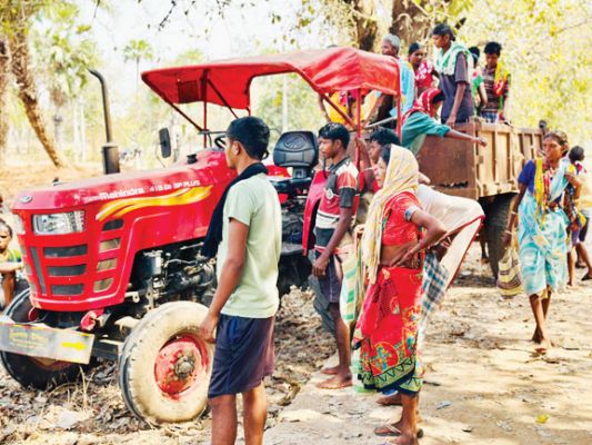 ग्रामीण मतदाताओं में दिखा उत्साह, ट्रैक्टर से पहुंचे मतदान केंद्र