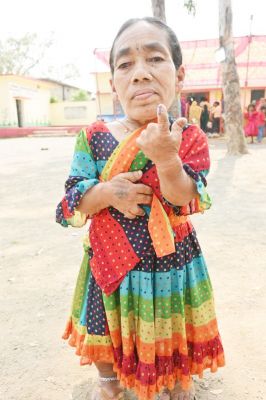 मतदान के प्रति उत्साहित सुशीला ने किया मतदान