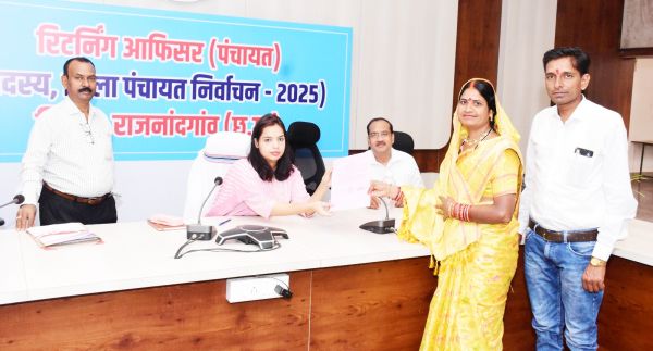 निर्वाचित जिपं सदस्यों को  प्रमाण पत्र वितरित