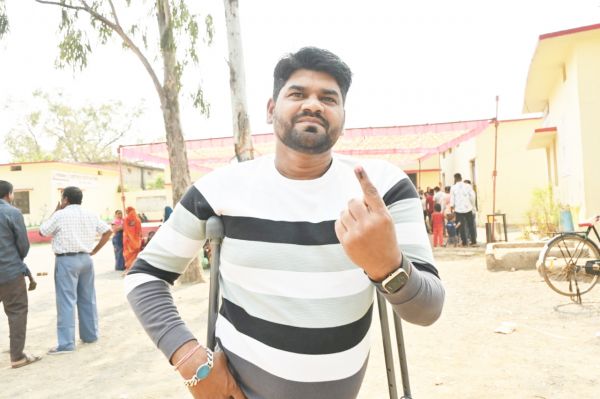 दिव्यांग मतदाता ने किया मतदान