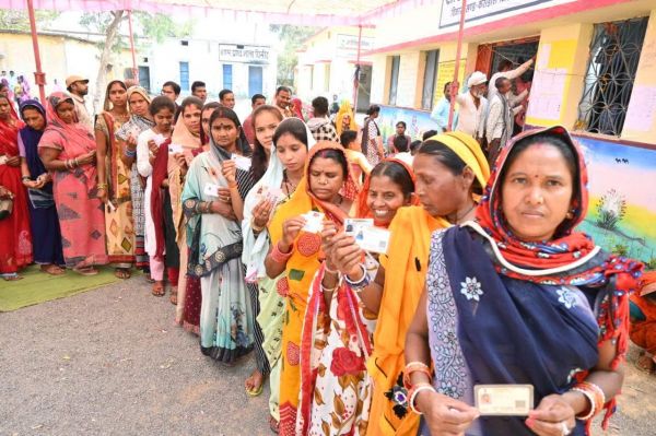 उत्साह के साथ मतदाताओं ने किया मतदान