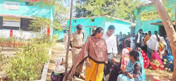 कलेक्टर-एसपी ने किया मतदान केंद्रों का निरीक्षण 