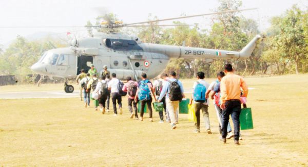 नक्सल प्रभावित क्षेत्रों में हेलीकॉप्टर से मतदान दल रवाना