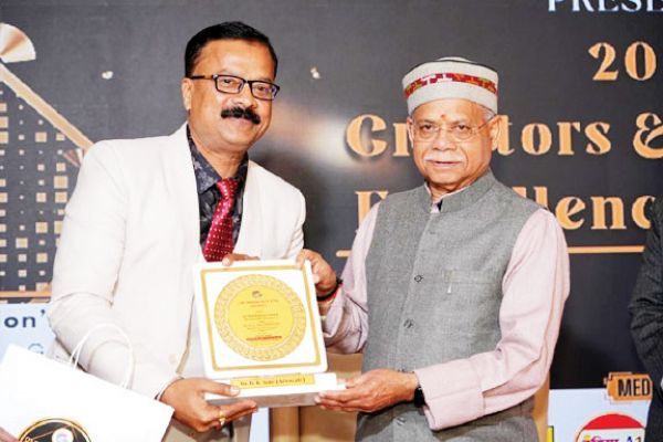 हिमाचल के राज्यपाल के हाथों डॉ. डीके सोनी को बेस्ट आरटीआई एक्टिविस्ट ऑफ द ईयर अवार्ड