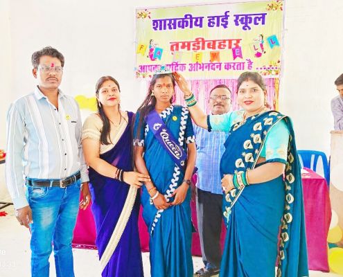 दसवीं के छात्र-छात्राओं को दी विदाई