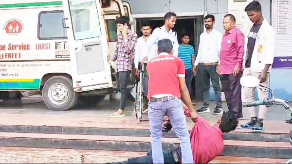 नशे में धुत युवक बाइक से गिरा, अस्पताल पहुंच किया हंगामा