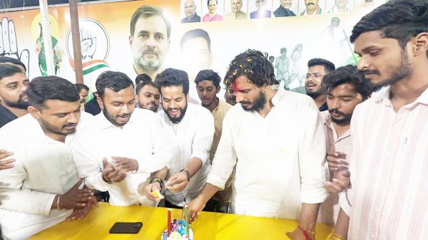 भिलाई विधायक यादव के रिहा होने पर युवाओं ने किया स्वागत