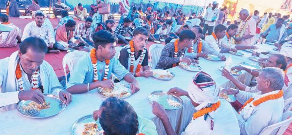 साहू संघ राजिम के भंडारे में पहुंचे भक्तों का फूलमाला से स्वागत