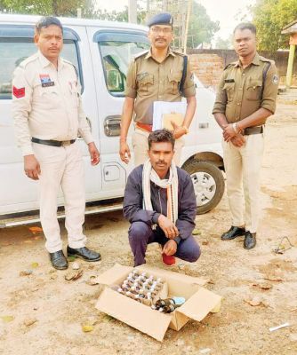  अंग्रेजी शराब संग आरोपी गिरफ्तार