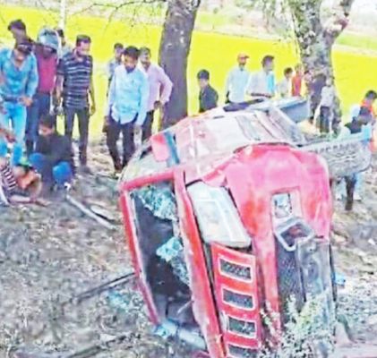 स्कूटी सवार को बचाते चार पहिया वाहन पलटा, आठ गंभीर 