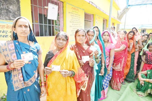 उत्साह के साथ मतदान, लंबी कतारें 