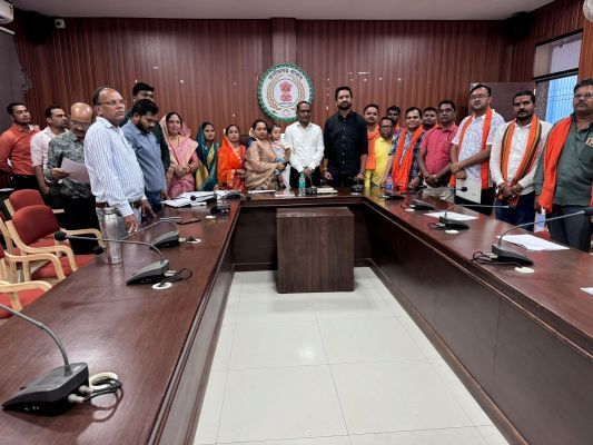 निर्वाचित जि़पं सदस्यों को  प्रमाण-पत्र
