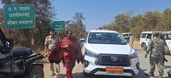 कलेक्टर-एसपी ने महाराष्ट्र सीमा क्षेत्र के मतदान केंद्रों का किया निरीक्षण