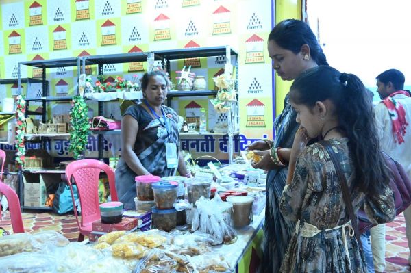 राजिम कुंभ कल्प मेला में गर्मा-गरम छत्तीसगढ़ व्यंजन का स्वाद लेने उमड़ रही भीड़