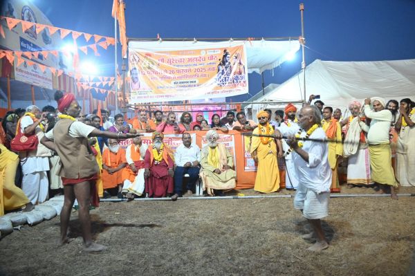राजिम कुंभ कल्प में वैष्णव संप्रदाय के नागा साधुओं ने की निशान पूजा