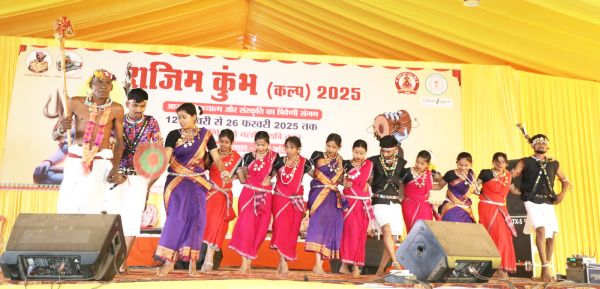 राजिम कुंभ कल्प के स्थानीय मंच पर बिखर रही छत्तीसगढ़ी लोककला की महक