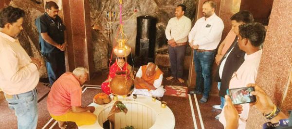 सांसद चिंतामणि महाराज ने परिवार संग शिवपुर में की पूजा-अर्चना