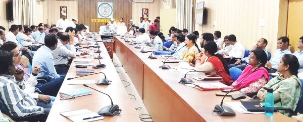 कलेक्टर ने ली डीसीडीसी बैठक