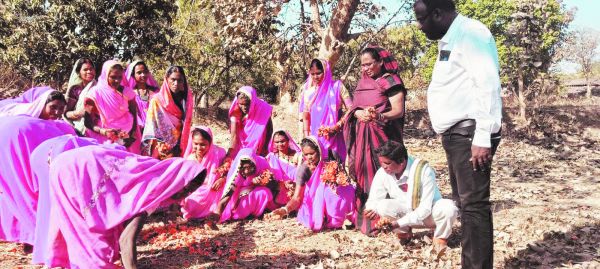 पलाश के फूलों से महिलाएं खेलेंगी होली