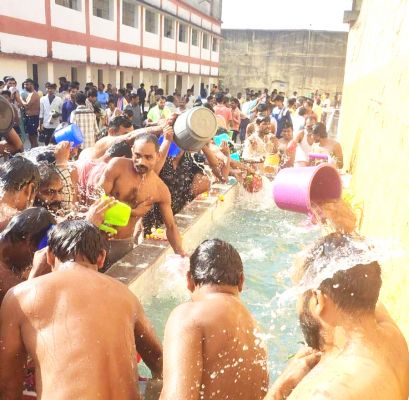 प्रयागराज महाकुंभ के जल से बंदियों ने किया स्नान