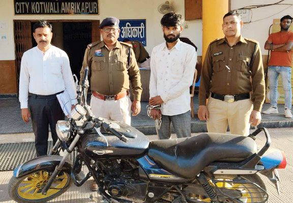 सूने मकान से लाखों की चोरी, नाबालिग समेत दो गिरफ्तार