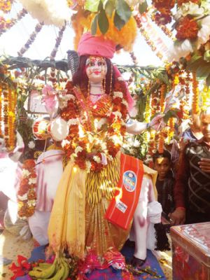 बाजे-गाजे के साथ निकली भोलेनाथ की बारात, लाल बत्ती पर हुए सवार, झूमते-नाचते रही शिवभक्तों की टोली