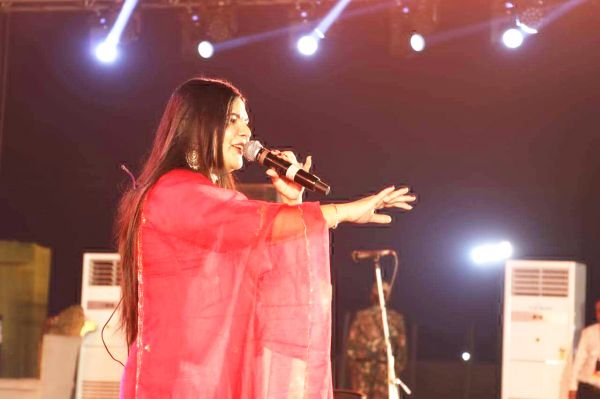 भक्तिमय भजनों से गूंजा कुंभ स्थल, गायिका  स्वाति मिश्रा ने बांधा समा