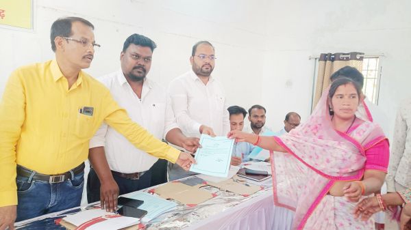 नवनिर्वाचित जनपद सदस्यों  को प्रमाण पत्र वितरण