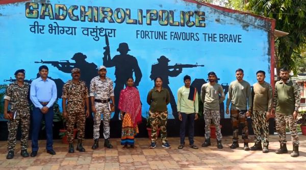 दो हार्डकोर ईनामी नक्सलियों  ने किया सरेंडर