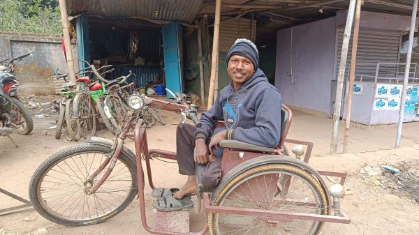 हौसले की मिसाल, दिव्यांग बुन्देल कुमार अपनी मेहनत से चला रहे साइकिल रिपेयरिंग दुकान