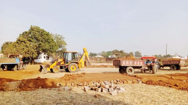 अवैध प्लाटिंग पर चला निगम का बुलडोजर, मुरूम की सडक़ जेसीबी से उखाड़ी