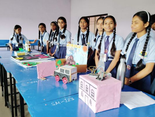 राष्ट्रीय विज्ञान दिवस पर लगी विज्ञान मॉडल प्रदर्शनी, चारों ब्लाक से पहुंची टीम