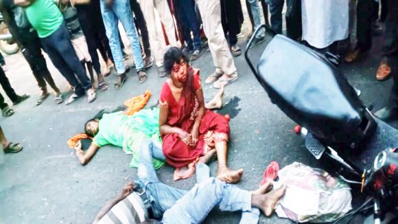 तेज रफ्तार पेट्रोल टैंकर की चपेट में मोपेड सवार 3 की मौत, एक गंभीर