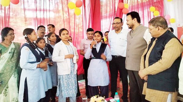 सांसद पांडे ने स्कूली बच्चों को दवा खिलाकर की फाइलेरियामुक्त अभियान की शुरुआत