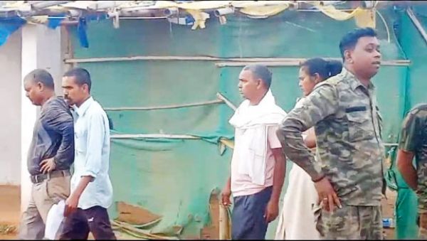 सीमांकन करने गए राजस्व की टीम पर हमला, भागकर बचाई जान