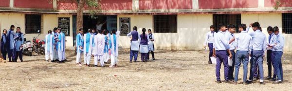 12वीं बोर्ड परीक्षा शुरू, नकल रोकने पर अफसरों का फोकस