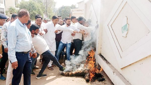 कांग्रेसियों ने जलाया केंद्र सरकार व ईडी का पुतला, पुलिस से झूमा झटकी
